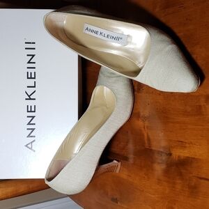 ANNE Klein II Linen Sand 8.5N pump Heels Gorgeous! EUC in Box
